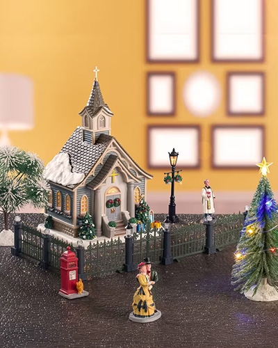 Scène de village de Noël avec une église et des figurines Lemax.